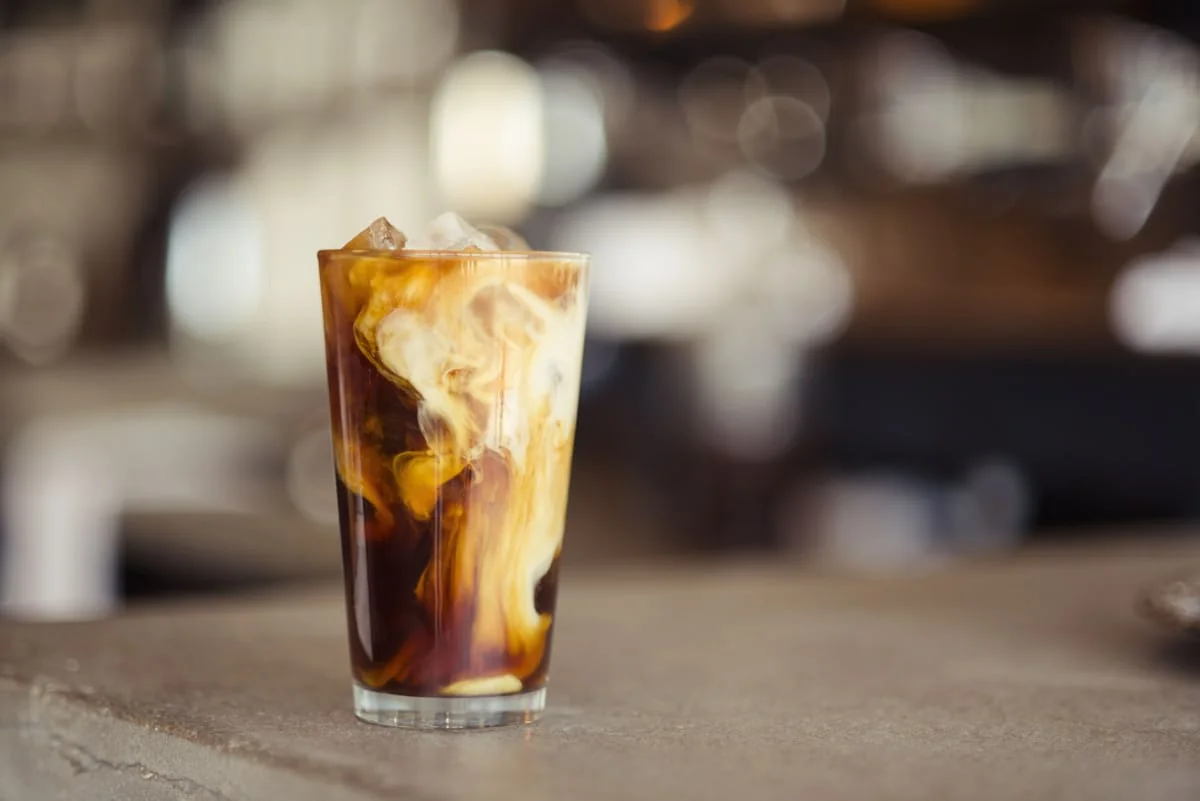 Barista kávét készít