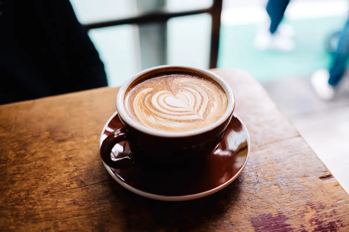 Frissen készített cappuccino csészében