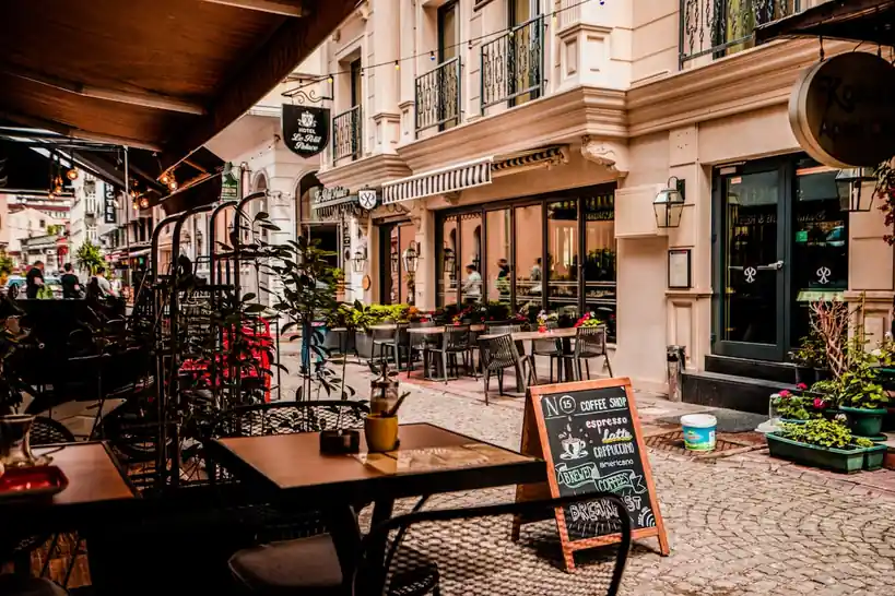 Kedves kiszolgálás a pultnál